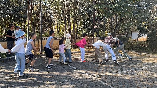 青海一家35口人开旅游大巴赴云南自驾游!采购100斤米面等物资沿途自己做饭(组图) - 3