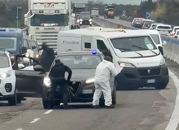 意大利悍匪上演“现实版警匪片”，高速抢运钞车！炸药AK齐上阵...（视频/组图） - 4