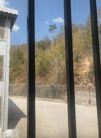 继KK园区后，另一电诈“青松园区”内貌首曝光！铁栏铁网双重封窗（组图） - 4