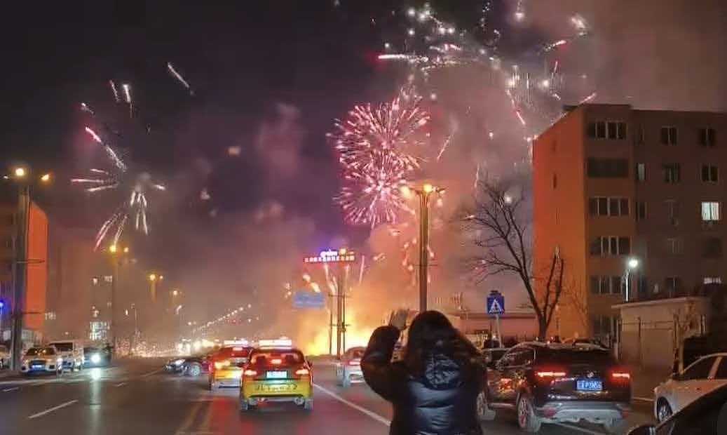 辽宁盘锦一鞭炮摊失火,目击者:看了半小时烟花爆竹(组图) - 1