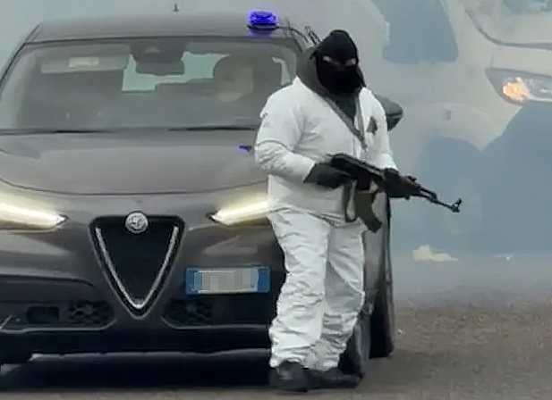 意大利悍匪上演“现实版警匪片”，高速抢运钞车！炸药AK齐上阵...（视频/组图） - 2