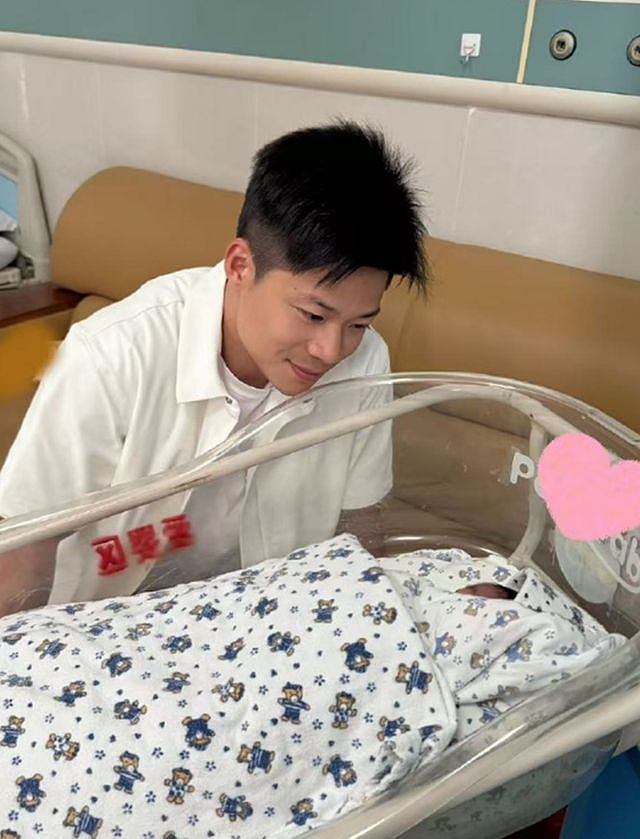 苏炳添妻子晒家庭合影,二儿子像爸爸格外帅气,林艳芳初恋脸好美(组图) - 8