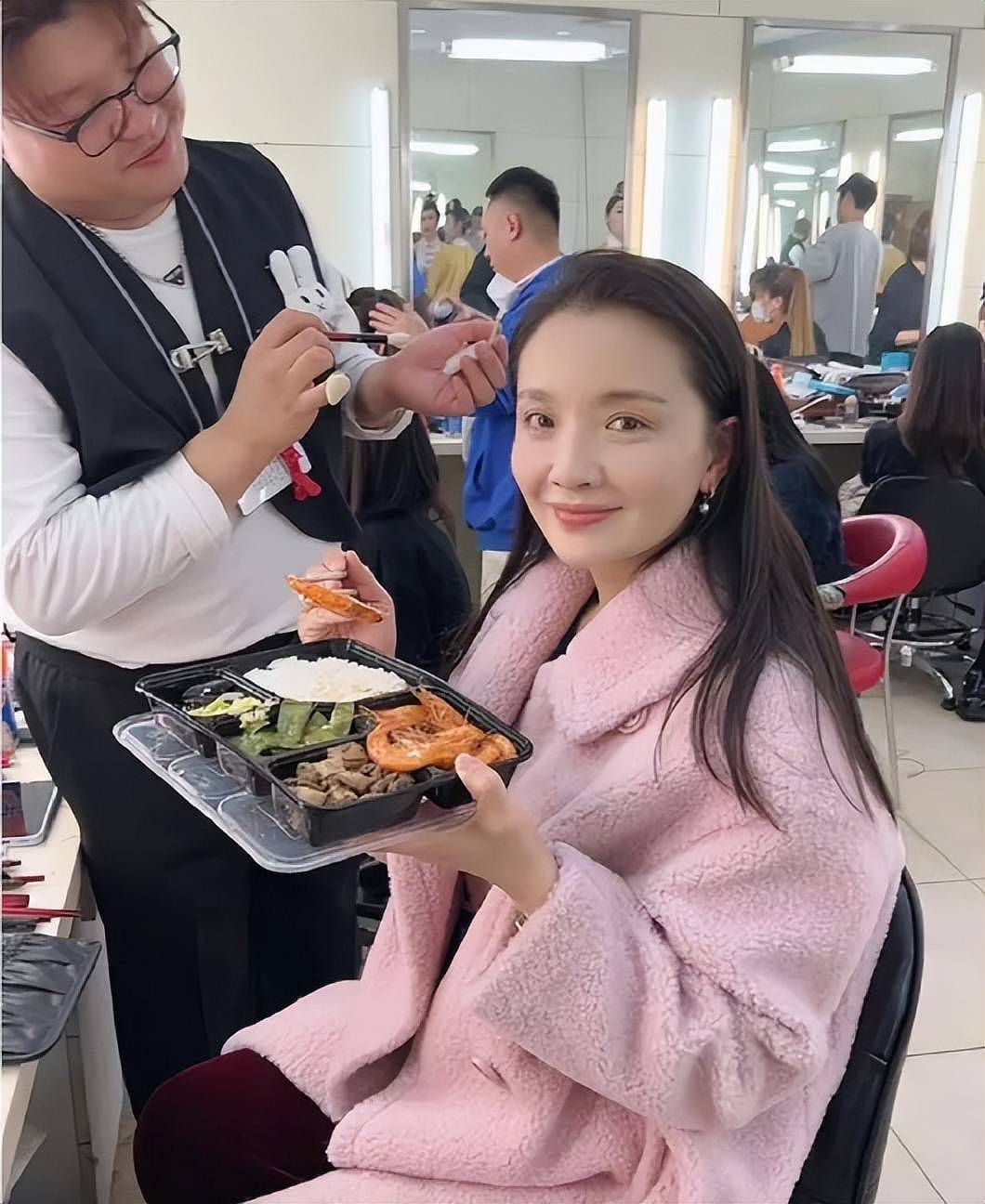 春晚幕后伙食曝光,明星彩排也吃盒饭....(组图) - 7