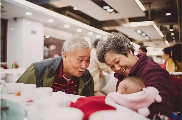 中国“老年网瘾”：钱没了身体垮了，过年劝父母戒手机成新年俗（组图） - 3