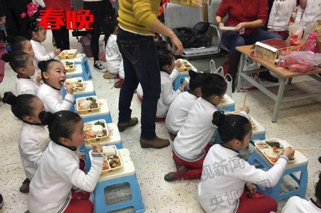 春晚幕后伙食曝光,明星彩排也吃盒饭....(组图) - 16