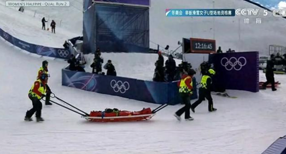 米兰冬奥会中国选手头部冲下重摔倒地!被担架抬离,遗憾无缘决赛(组图) - 1