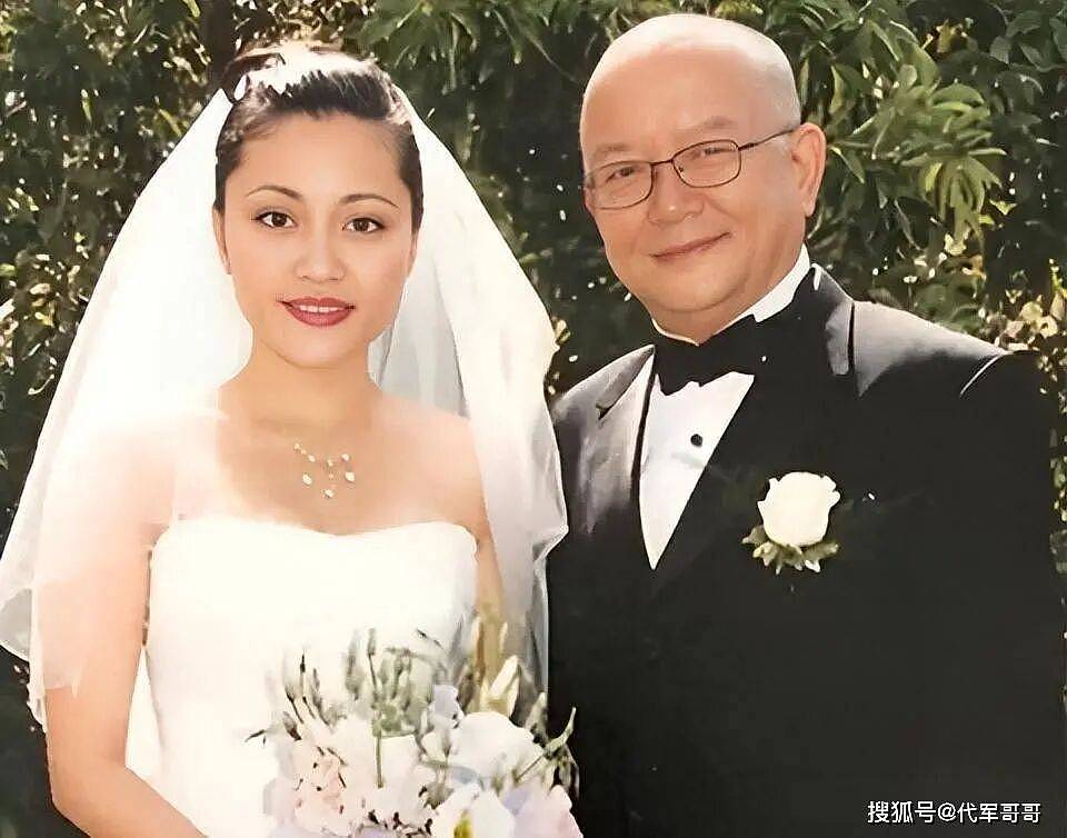 77岁王刚近况曝光！三婚娶小20岁美女教授，如今为了17岁儿子奔波不停（组图） - 2