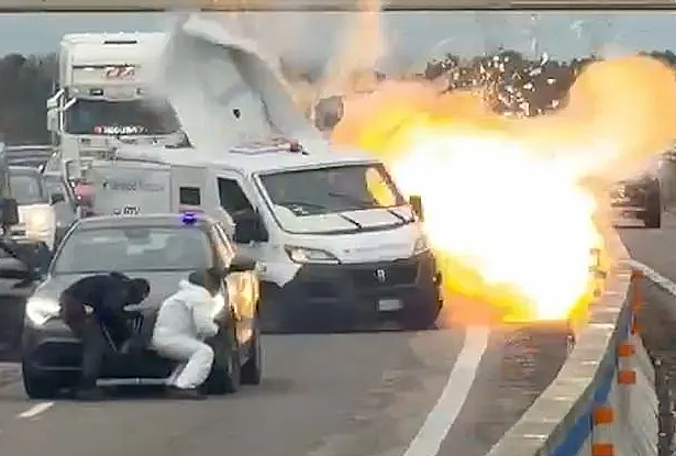 意大利悍匪上演“现实版警匪片”，高速抢运钞车！炸药AK齐上阵...（视频/组图） - 1