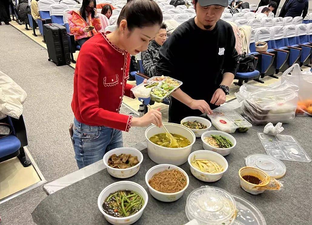 春晚幕后伙食曝光,明星彩排也吃盒饭....(组图) - 19