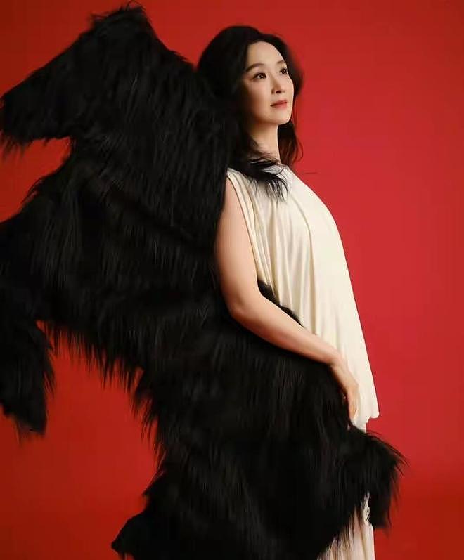 王艳携儿子球球登封面！19岁王泓钦身高1.8米，高颜值好帅气（组图） - 10