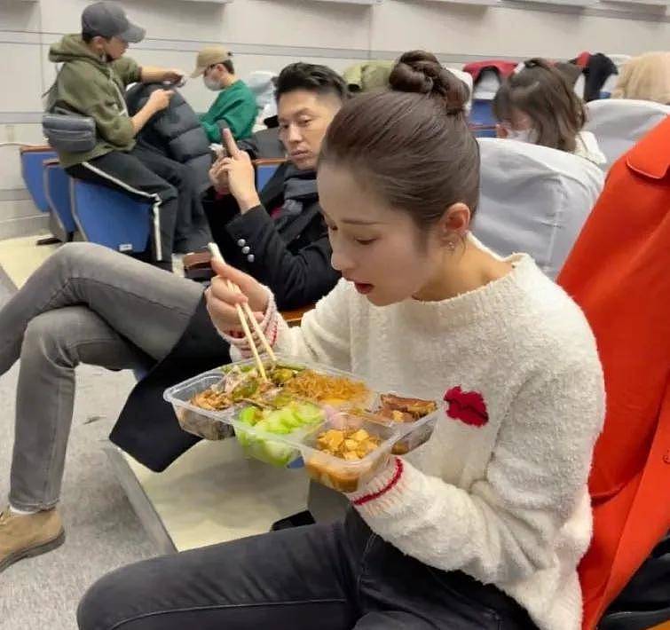春晚幕后伙食曝光,明星彩排也吃盒饭....(组图) - 1