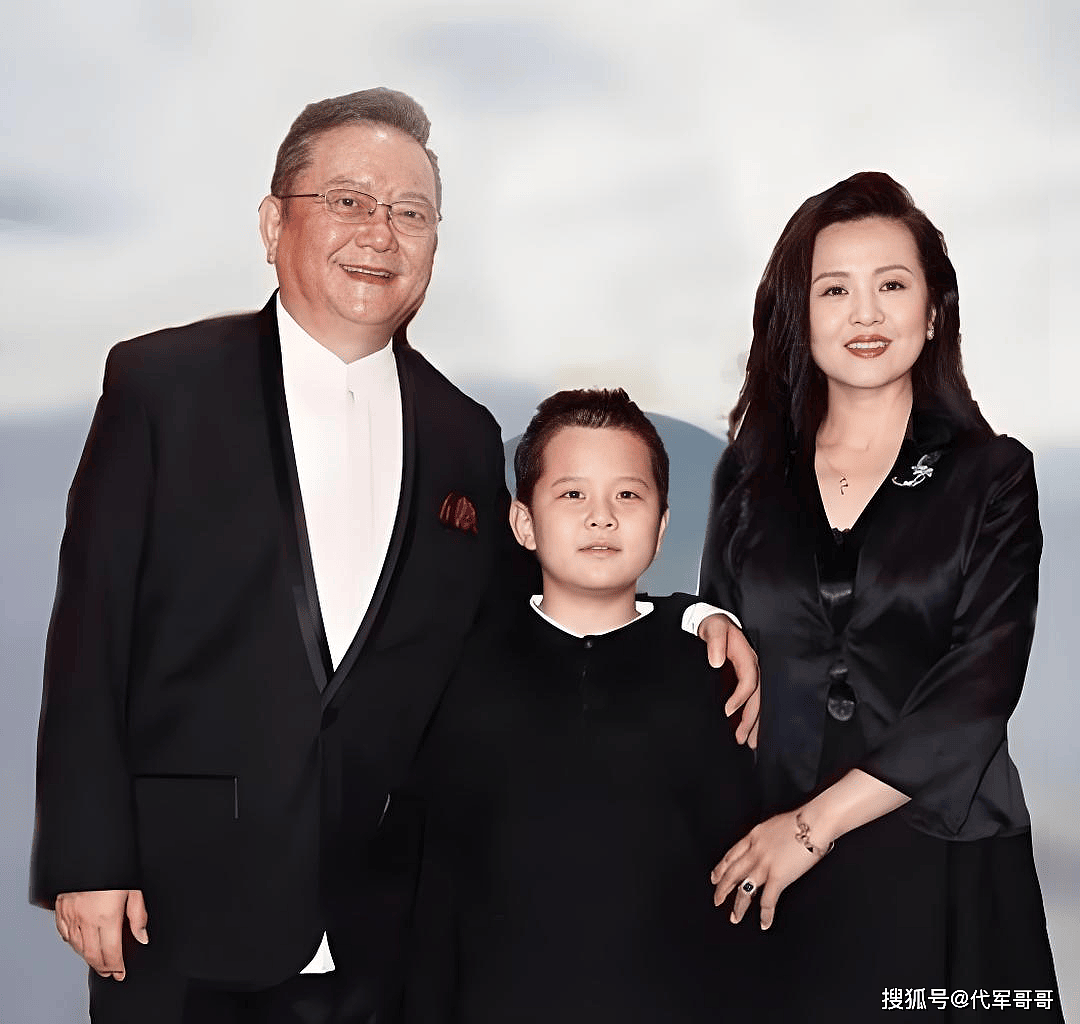 77岁王刚近况曝光！三婚娶小20岁美女教授，如今为了17岁儿子奔波不停（组图） - 4