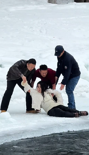 母女新疆冰河拍照坠水险丧命！向导穿短袖跳河救人引全网热议（视频/组图） - 12