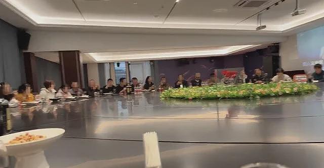 餐厅推坐55人大圆桌“有些菜,一旦错过,就不再...”(组图) - 1