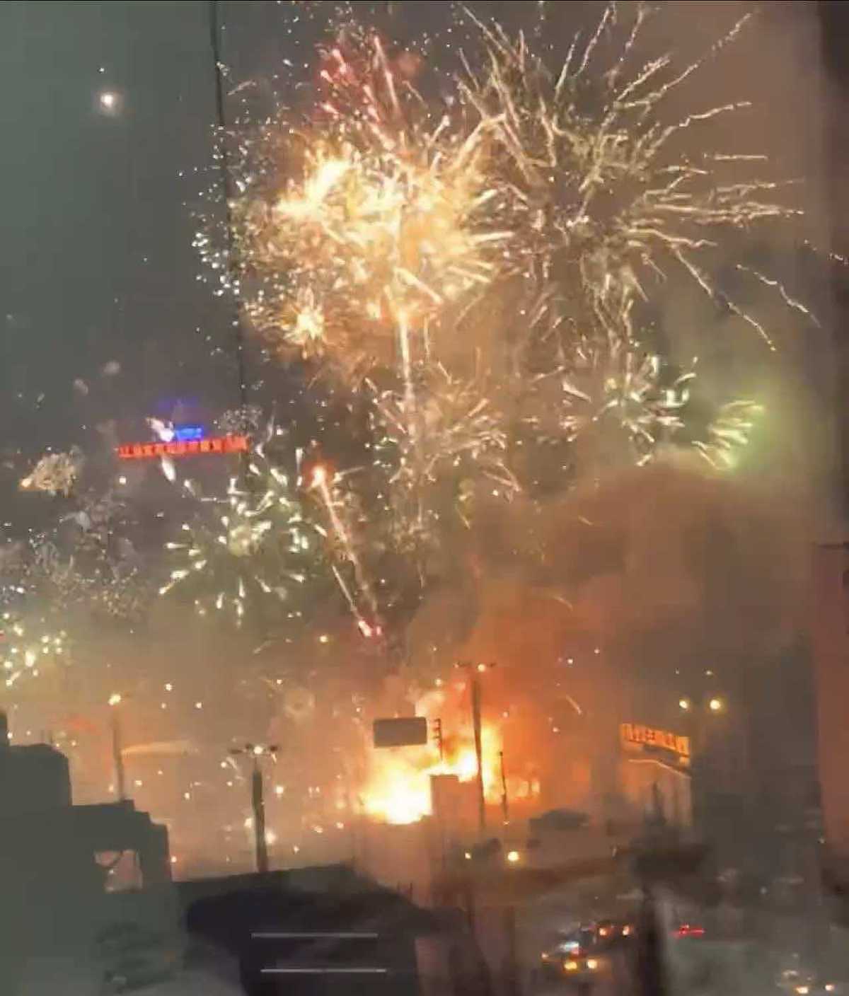 辽宁盘锦一鞭炮摊失火,目击者:看了半小时烟花爆竹(组图) - 2