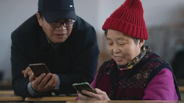 中国“老年网瘾”：钱没了身体垮了，过年劝父母戒手机成新年俗（组图） - 1