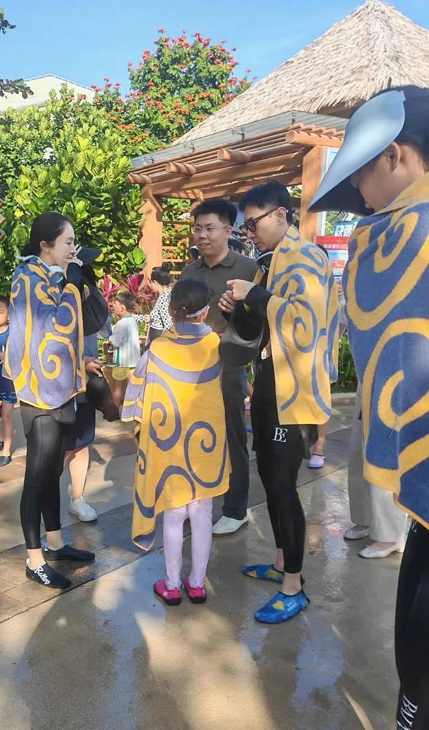 董璇与老公张维伊带女儿三亚度假!小酒窝似出水芙蓉好漂亮(组图) - 1