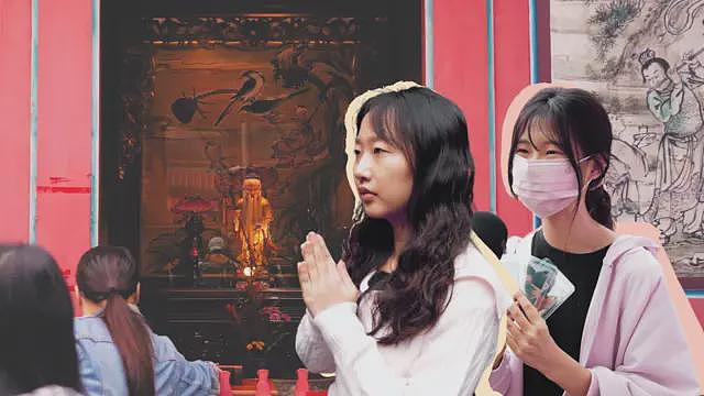 台湾Z世代:我们到庙里“拜月老”求K-pop演唱会门票(组图) - 1