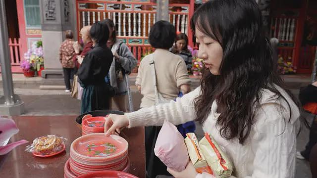 台湾Z世代:我们到庙里“拜月老”求K-pop演唱会门票(组图) - 2