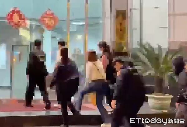 爆乳女荷官发牌超吸睛！面摊男宿舍开麻将赌场...警方全抄了（组图） - 1