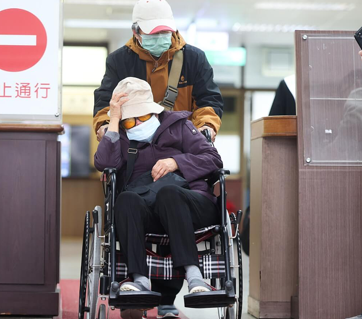 照顾瘫儿50年后，她亲手闷死儿子…82岁母亲获特赦：不用坐牢了（组图） - 1