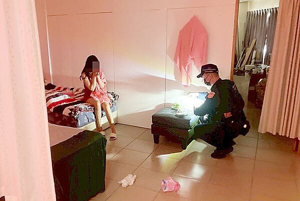 香艳画面！泰、越捞金女藏1楼1凤，警破门抄查销魂价码曝（组图） - 1