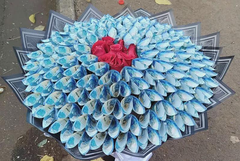 “违法浪漫”？起底情人节现金花束背后的法律暗雷（组图） - 1
