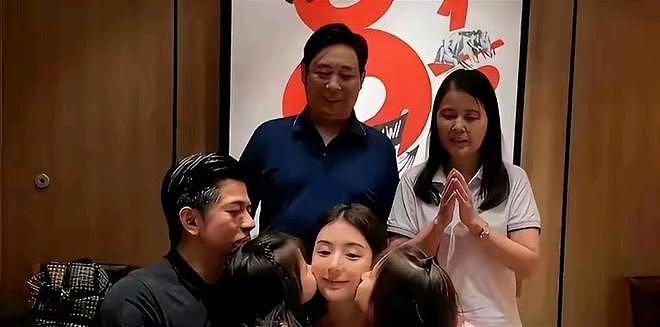 郭富城陪老婆方媛回安徽过年，比岳父大两岁，人群中超显眼（组图） - 1
