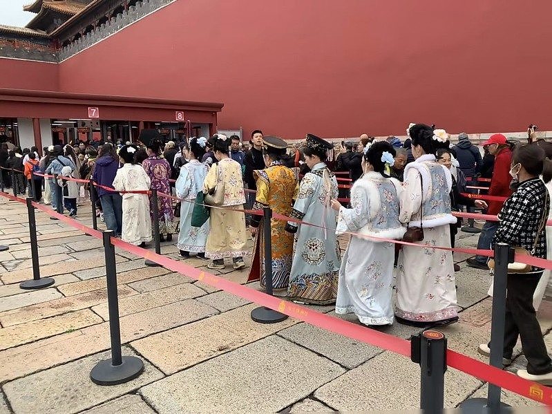 格格北京满街跑,中国年轻人疯了(组图) - 8