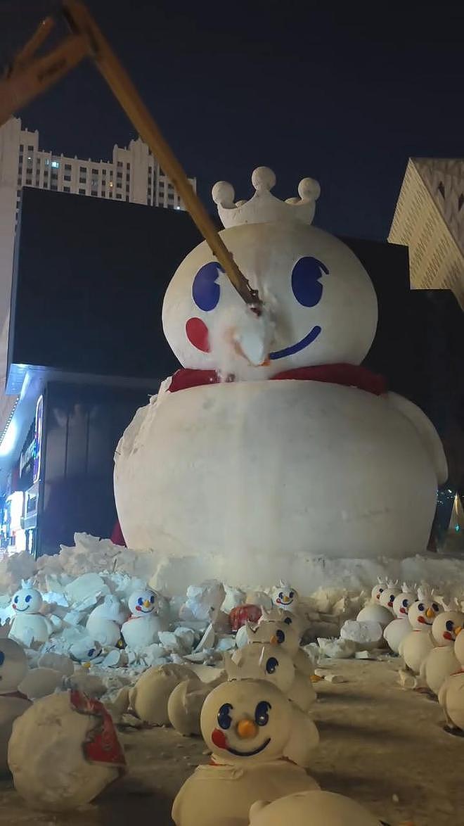 哈尔滨街头18米高“雪王”、“鸡王”雪雕被“团灭”！当地最高气温冲破0℃（组图） - 1
