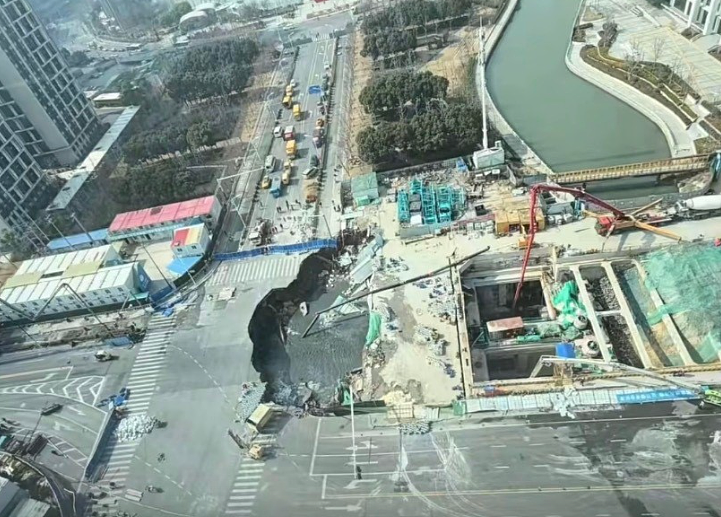 上海地铁工地渗漏致恐怖路陷！天坑“黑洞式吞噬”路面设施画面曝（视频/组图） - 2