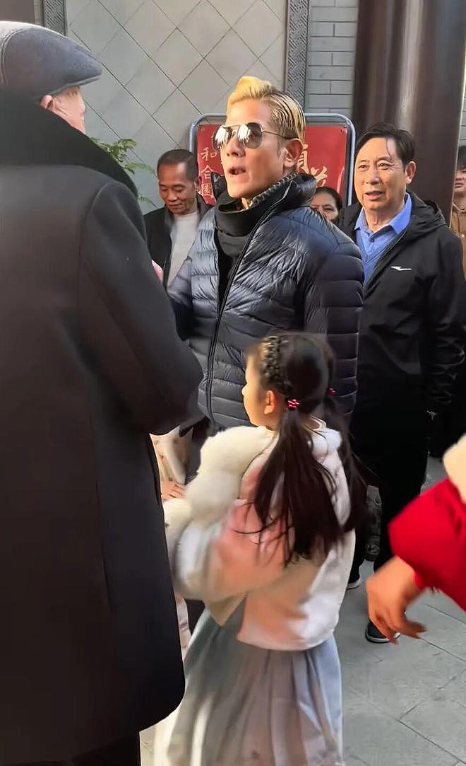 明星回村，全员“出厂设置”：任敏拔白菜，程莉莎赶大集，太真实（组图） - 25