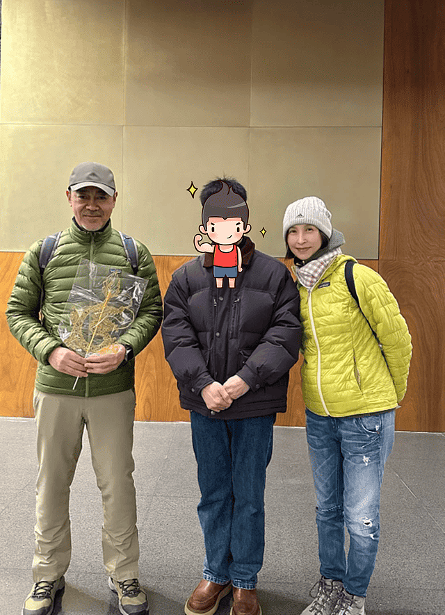 刘青云夫妇洛阳度假，58岁郭蔼明穿破洞裤，不用带娃不愁钱像40岁（组图） - 4