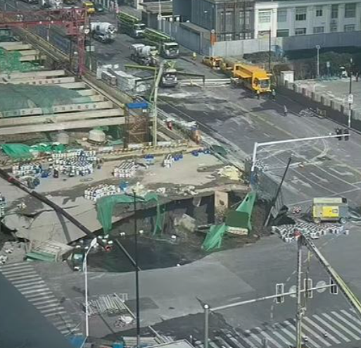 上海地铁工地渗漏致恐怖路陷！天坑“黑洞式吞噬”路面设施画面曝（视频/组图） - 9
