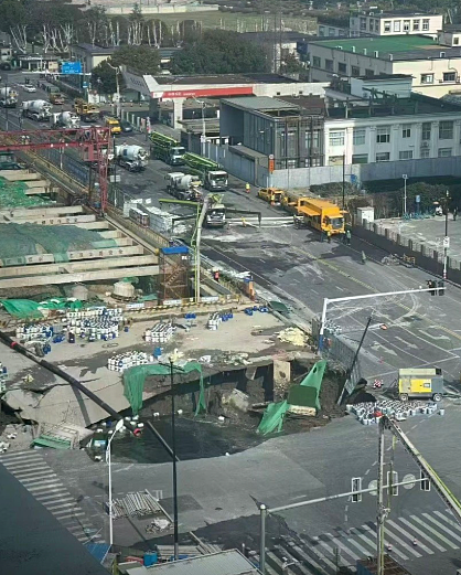 上海地铁工地渗漏致恐怖路陷！天坑“黑洞式吞噬”路面设施画面曝（视频/组图） - 3