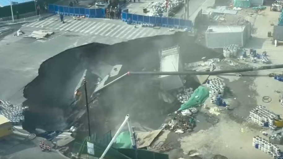 上海地铁工地渗漏致恐怖路陷！天坑“黑洞式吞噬”路面设施画面曝（视频/组图） - 4
