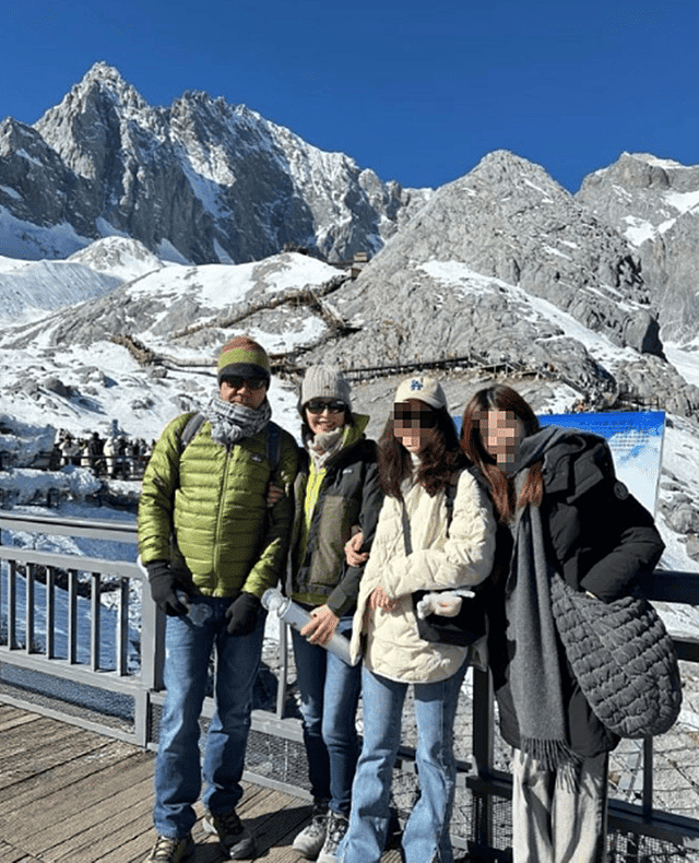 刘青云夫妇洛阳度假，58岁郭蔼明穿破洞裤，不用带娃不愁钱像40岁（组图） - 6