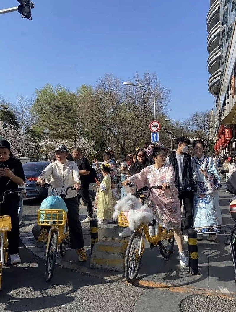 格格北京满街跑,中国年轻人疯了(组图) - 9