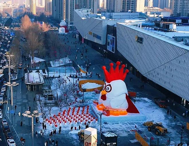 哈尔滨街头18米高“雪王”、“鸡王”雪雕被“团灭”！当地最高气温冲破0℃（组图） - 3