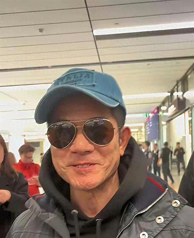 郭富城陪老婆方媛回安徽过年，比岳父大两岁，人群中超显眼（组图） - 2