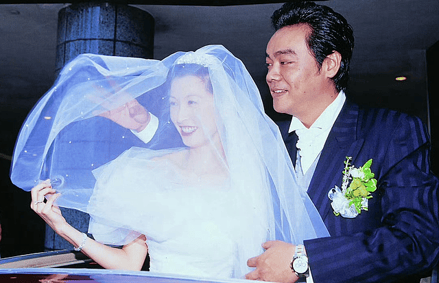刘青云夫妇洛阳度假，58岁郭蔼明穿破洞裤，不用带娃不愁钱像40岁（组图） - 5