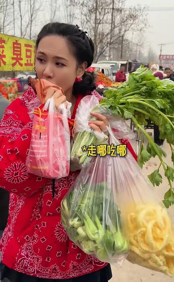明星回村，全员“出厂设置”：任敏拔白菜，程莉莎赶大集，太真实（组图） - 9