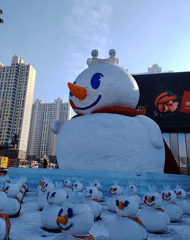 哈尔滨街头18米高“雪王”、“鸡王”雪雕被“团灭”！当地最高气温冲破0℃（组图） - 2