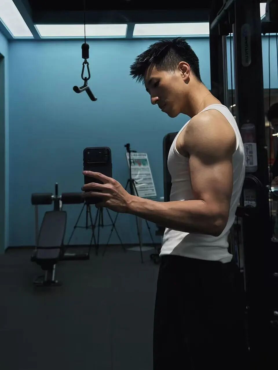 【帅哥】硬朗的小麦色肌肉男，自拍秀强壮麒麟臂（组图） - 3