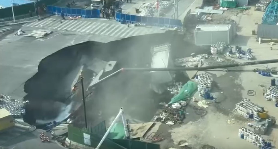 上海地铁工地渗漏致恐怖路陷！天坑“黑洞式吞噬”路面设施画面曝（视频/组图） - 10