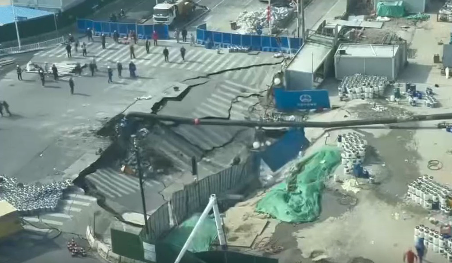 上海地铁工地渗漏致恐怖路陷！天坑“黑洞式吞噬”路面设施画面曝（视频/组图） - 5
