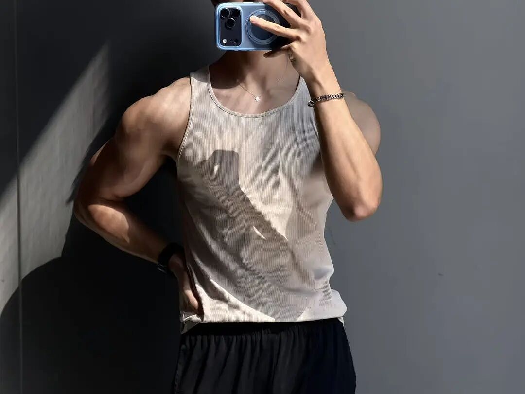 【帅哥】硬朗的小麦色肌肉男，自拍秀强壮麒麟臂（组图） - 2