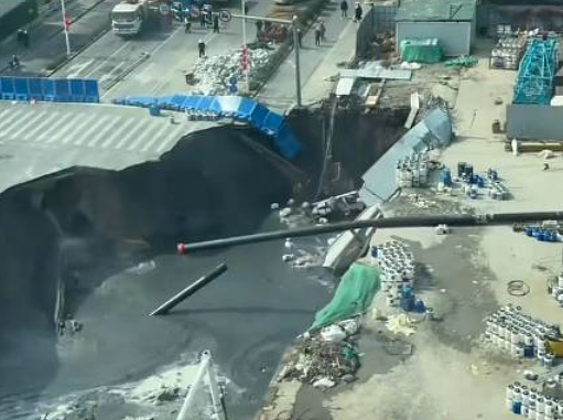 上海地铁工地渗漏致恐怖路陷！天坑“黑洞式吞噬”路面设施画面曝（视频/组图） - 7