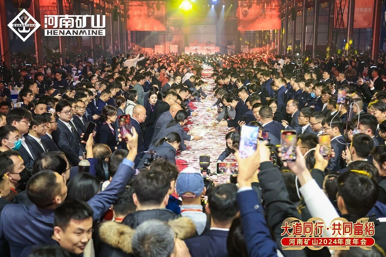 河南老板赚2.6亿派1.8亿年终!员工现场数钱15分钟:数几多拎几多(视频/组图) - 4