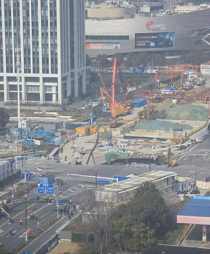 上海地铁工地渗漏致恐怖路陷！天坑“黑洞式吞噬”路面设施画面曝（视频/组图） - 11